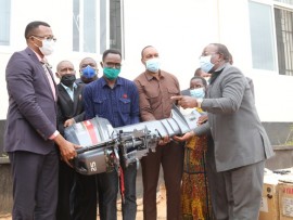  Waziri wa Habari, Utamaduni, Sanaa na Michezo Dkt. Harrison Mwakyembe              (wa kwanza kulia) akikabidhiwa injini ya boti iliyotolewa na Serikali kwa ajili ya kikundi cha wavuvi cha Kyela mkoani Mbeya na Waziri wa Mifugo na Uvuvi Luhaga Mpina  (wa kwanza kushoto) wakati wa hafla ya makabidhiano ilifanyika Mei 12, 2020 jijini Dodoma.