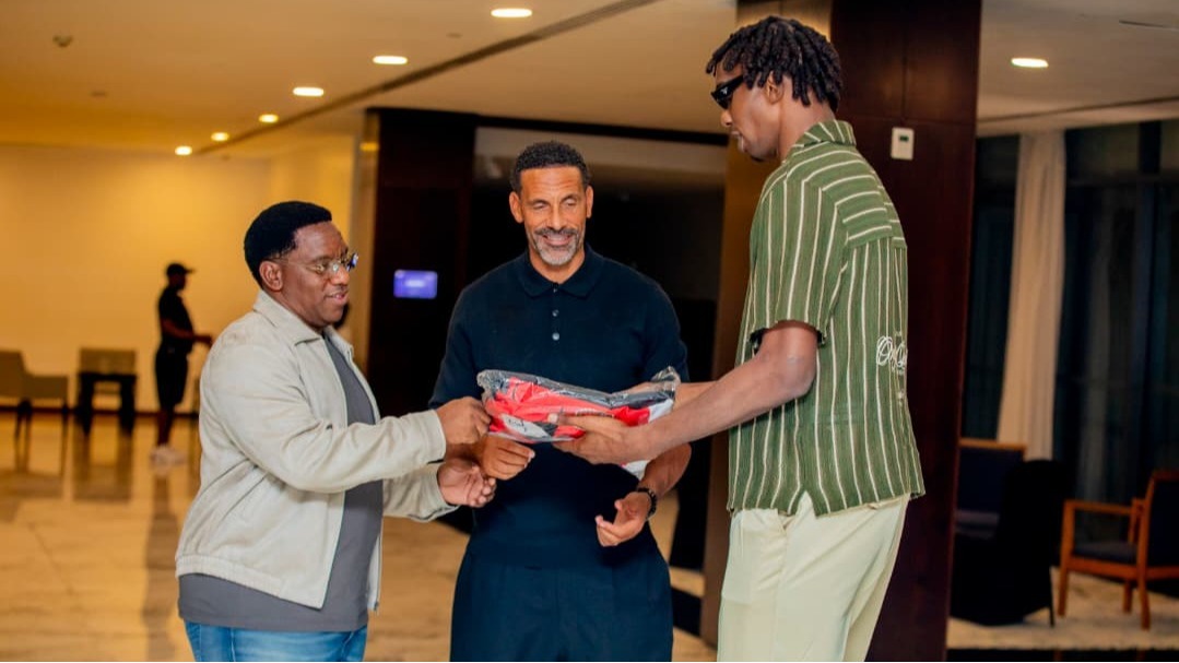 RIO FERDINAND AKABIDHIWA JEZI NA HASHEEM THABEET KUIMARISHA USHIRIKIANO WA MCHEZO WA KIKAPU