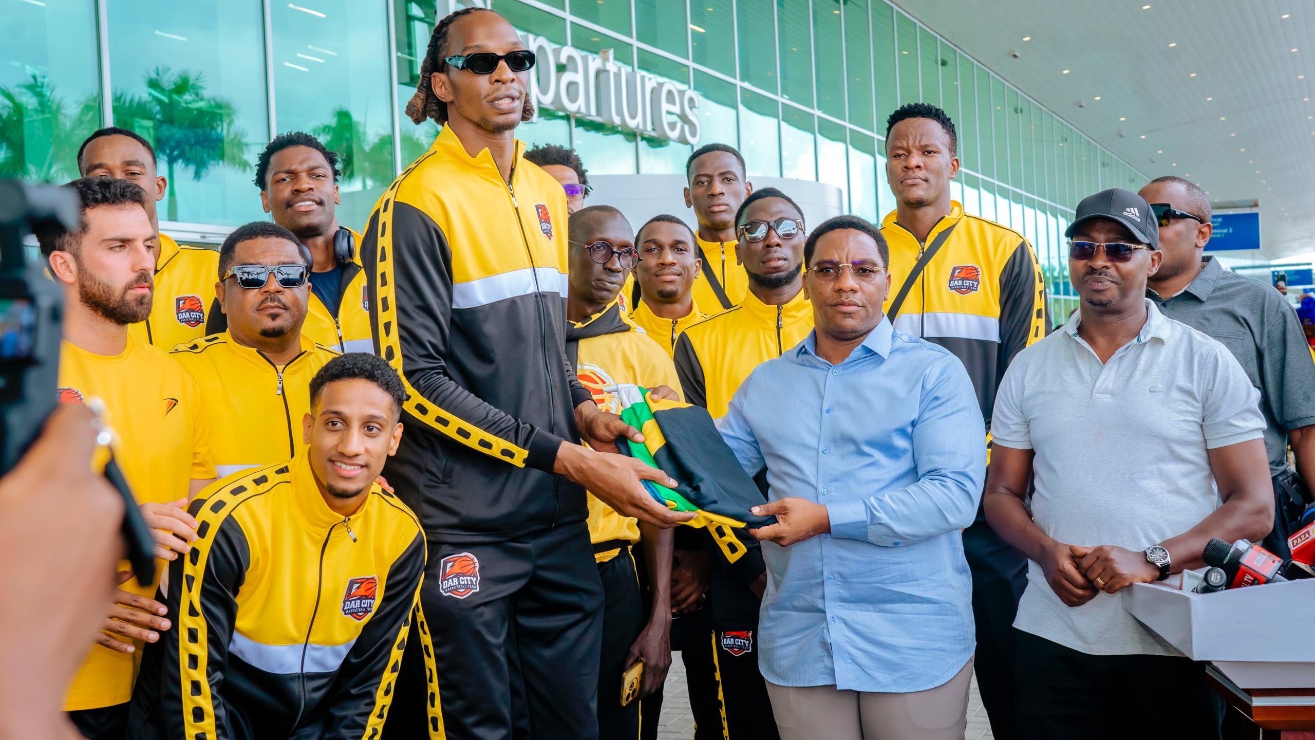 WAZIRI MAKONDA AWAAGA NA KUWAKABIDHI BENDERA YA TAIFA TIMU YA MPIRA WA KIKAPU YA DAR CITY