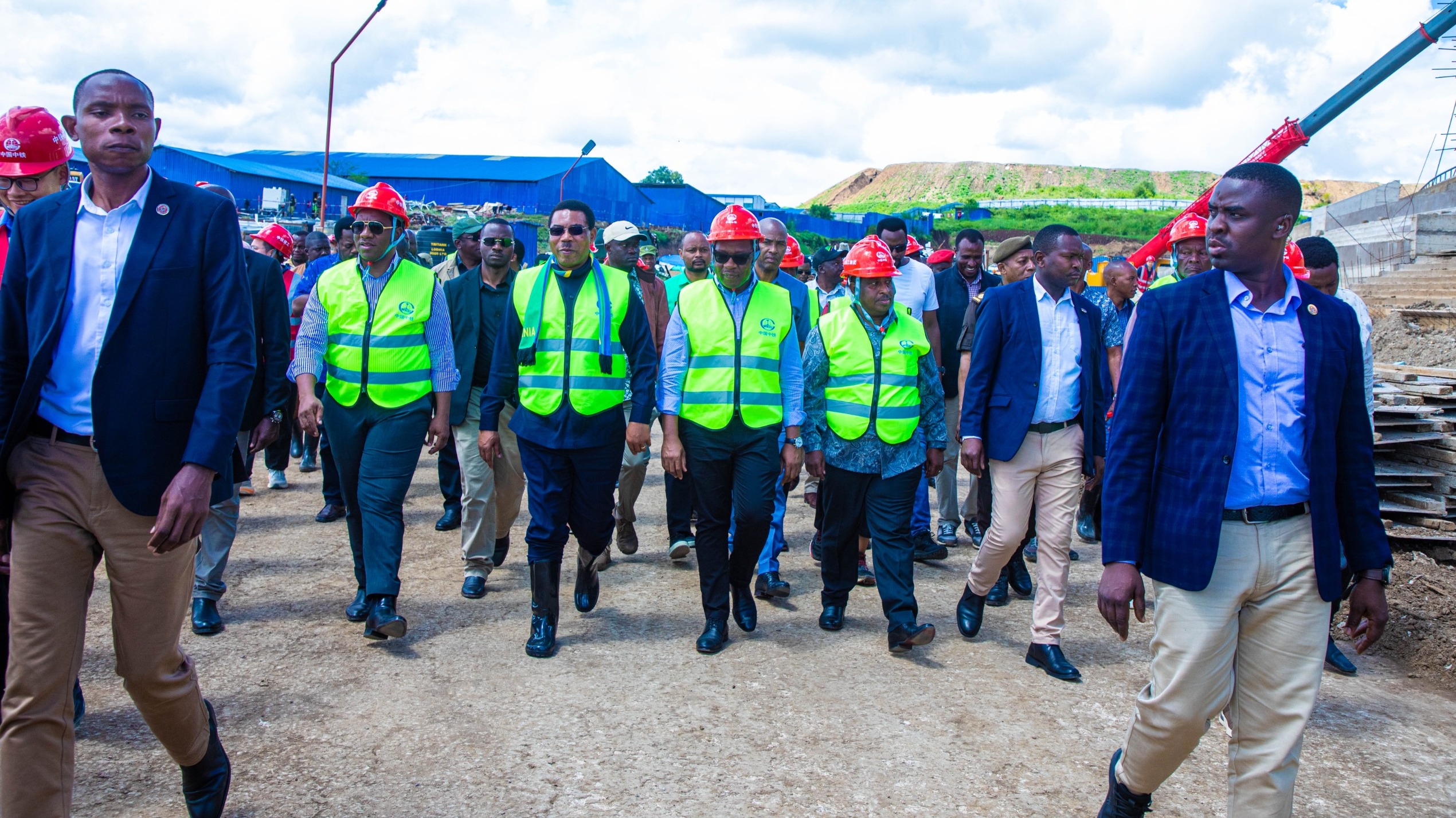 WAZIRI MKUU NCHEMBA ATEMBELEA UWANJA WA ARUSHA, AAGIZA WAFANYAKAZI KULIPWA KWA WAKATI