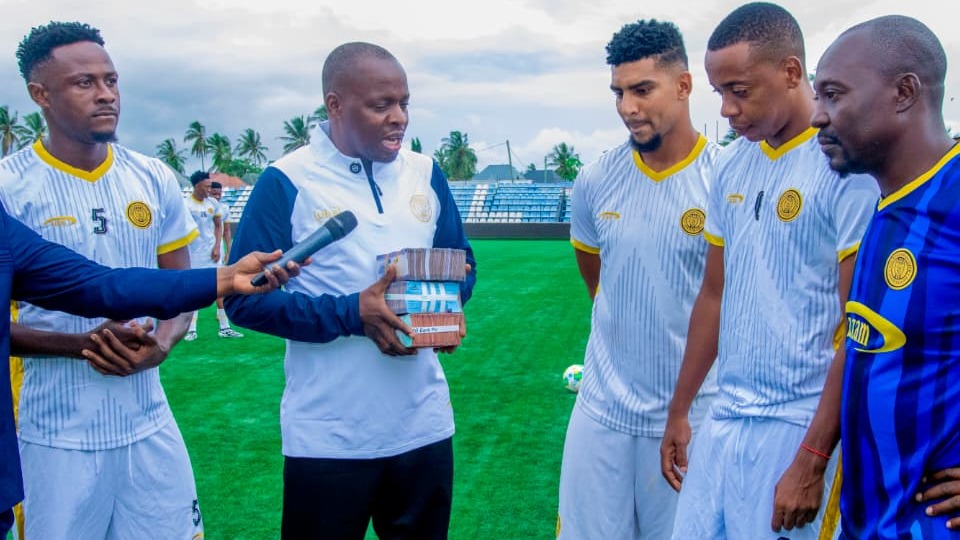 MSIGWA AWAKABIDHI AZAM MILIONI 20 ZA GOLI LA MAMA