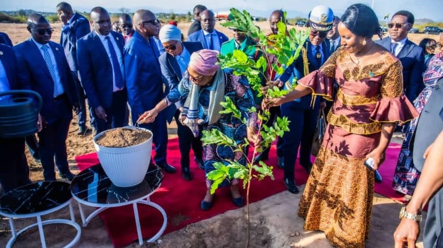 RAIS WA NAMIBIA MHE. DKT.NETUMBO ATEMBELEA NA KUPANDA MTI MJI WA SERIKALI MTUMBA