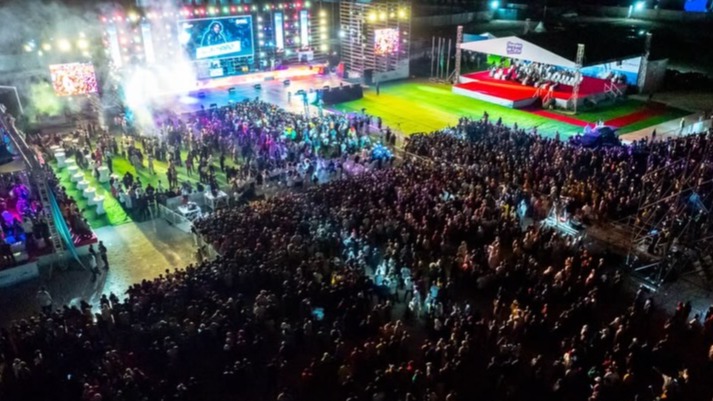 MAELFU YA WANANCHI WAJITOKEZA KIZIMKAZI FESTIVAL, MHE. MWINJUMA  AWAKUNA MASHABIKI.